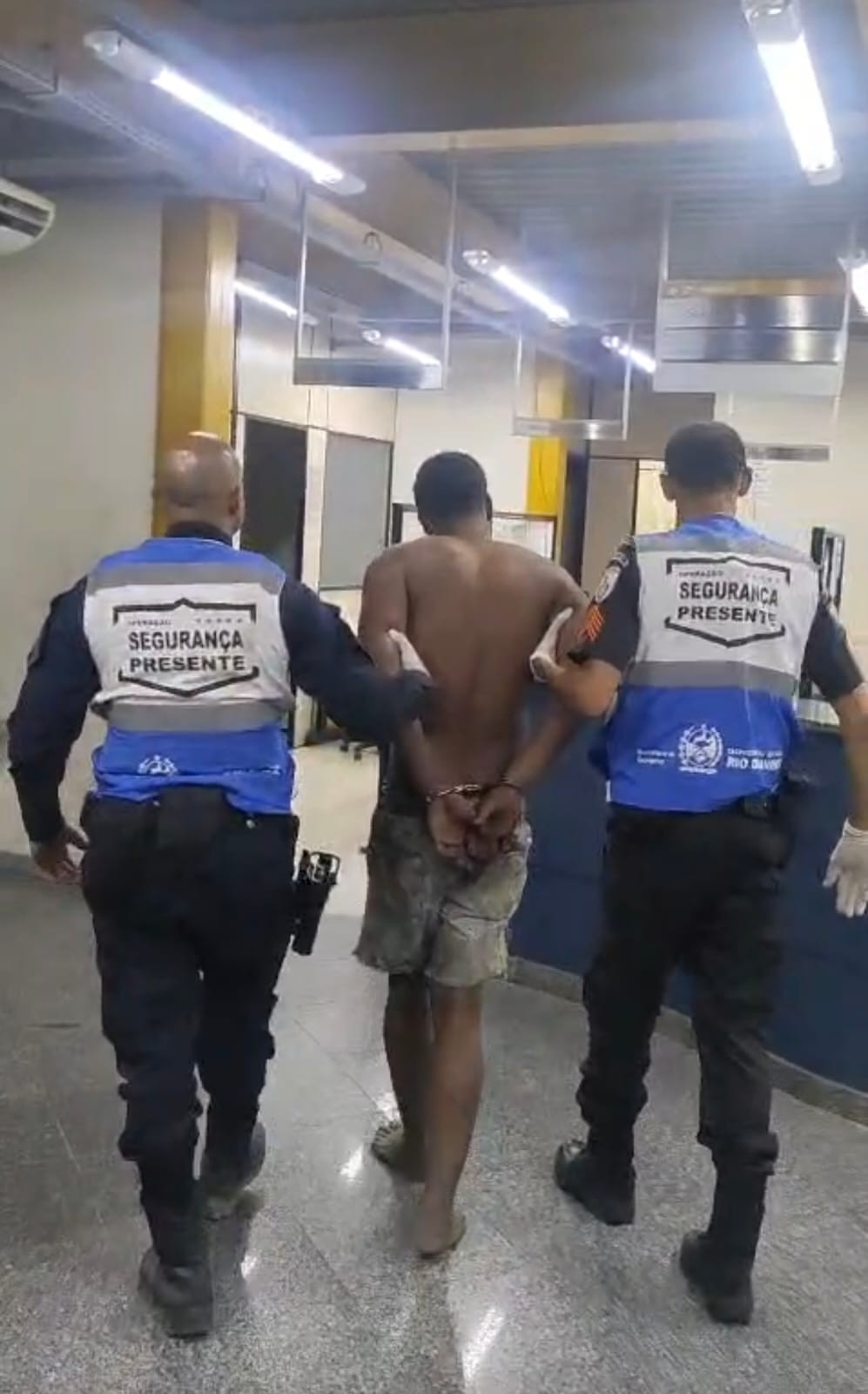 Jovem é preso por espancar a vizinha em Paracambi