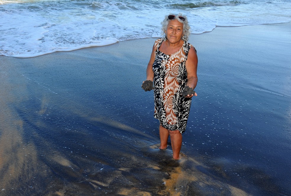 Vera Lúcia se sentiu aliviada após pisar na areia — Foto: Fernando Madeira/ A Gazeta