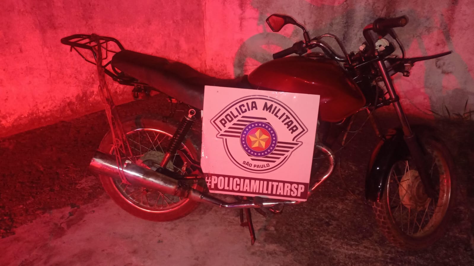 Motociclista foge de abordagem da PM, perde o controle da direção e bate em poste em Salesópolis