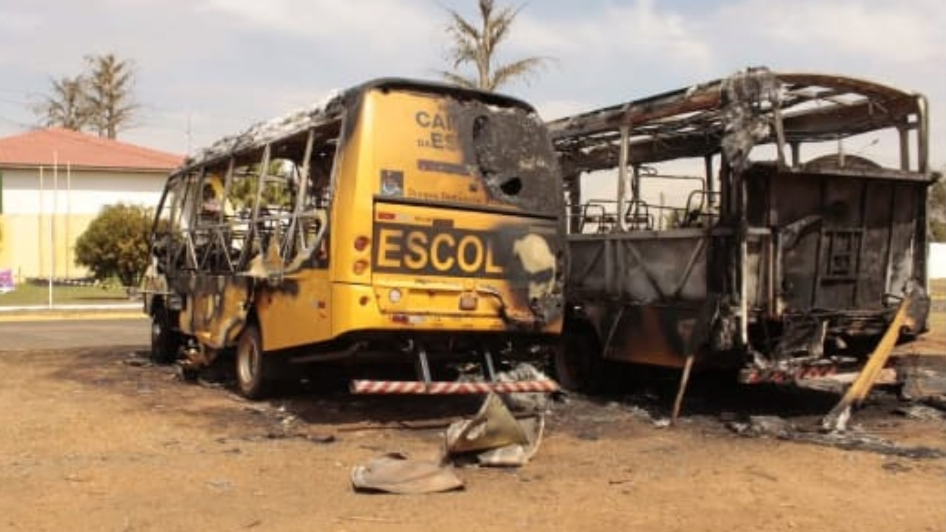 Incêndio destrói dois ônibus escolares em estacionamento de Juti