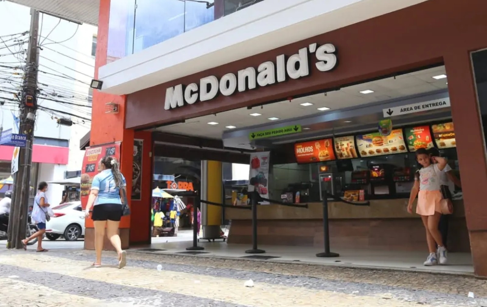 Rede de fast-food abre 20 vagas para atendentes em restaurantes de Fortaleza