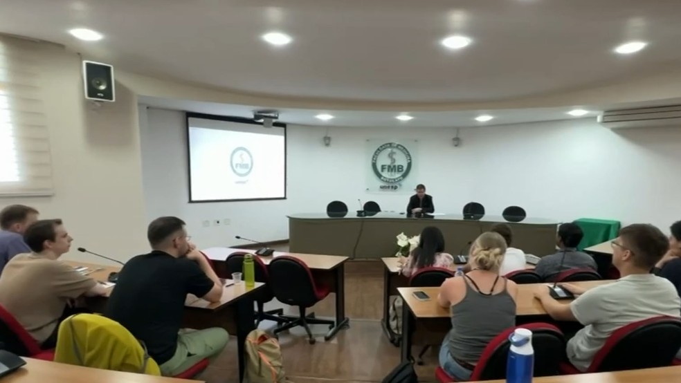 4 de 5
Estudantes de medicina de oito pa&iacute;ses aprendem sobre doen&ccedil;as tropicais em programa da Unesp de Botucatu (SP), que chega &agrave; 11&ordf; edi&ccedil;&atilde;o em 2026 &mdash; Foto: TV TEM/Reprodu&ccedil;&atilde;o