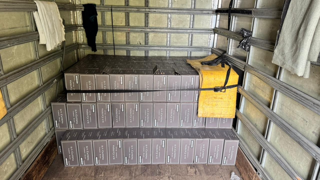 Polícia apreende carga irregular de vinhos importados avaliada em R$ 100 mil em rodovia de Angatuba