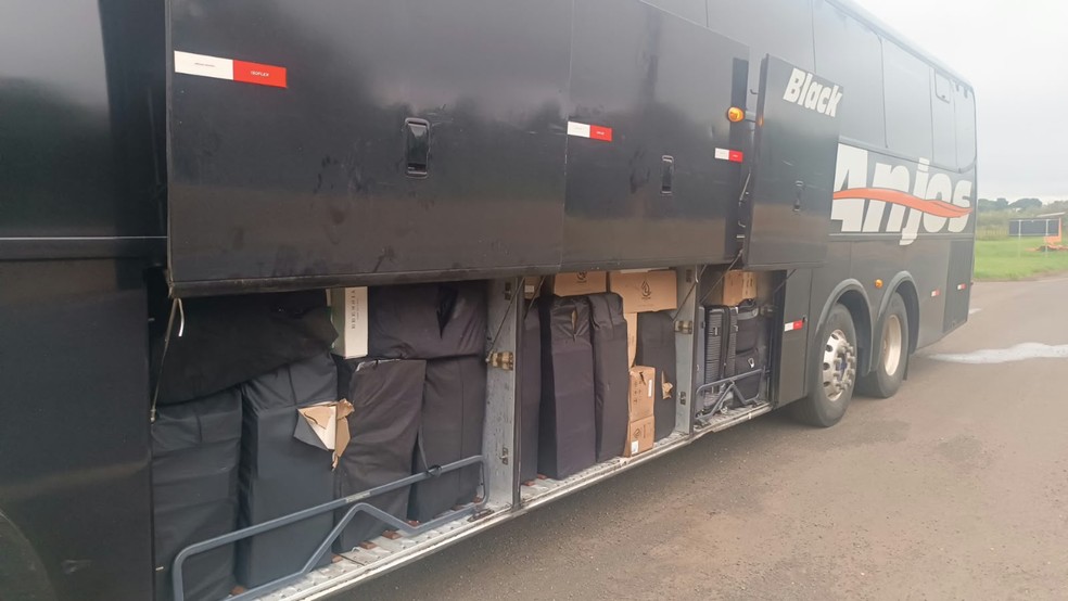2 de 2
&Ocirc;nibus de turismo carregado com mercadorias contrabandeadas foi apreendido em Assis &mdash; Foto: Pol&iacute;cia Militar Rodovi&aacute;ria/Divulga&ccedil;&atilde;o