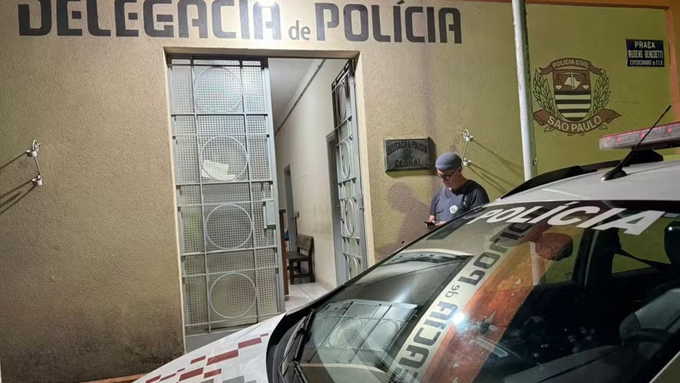 Delegacia de Polícia de Cedral (SP) investiga denúncia de adolescente de 17 anos contra três homens por suspeita de estupro coletivo, que teria ocorrido no domingo (17) — Foto: Gridânia Brait/TV TEM