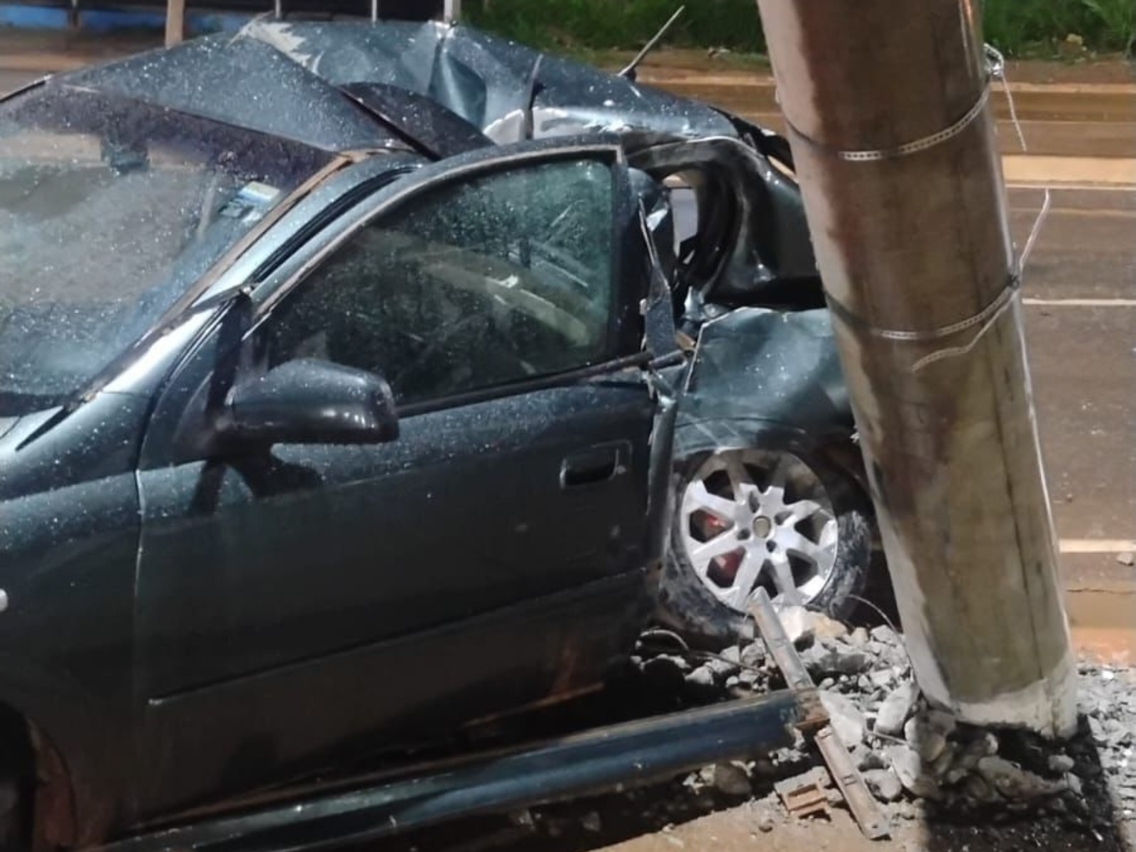 Motorista é arremessado para fora do carro após bater em poste em Caratinga
