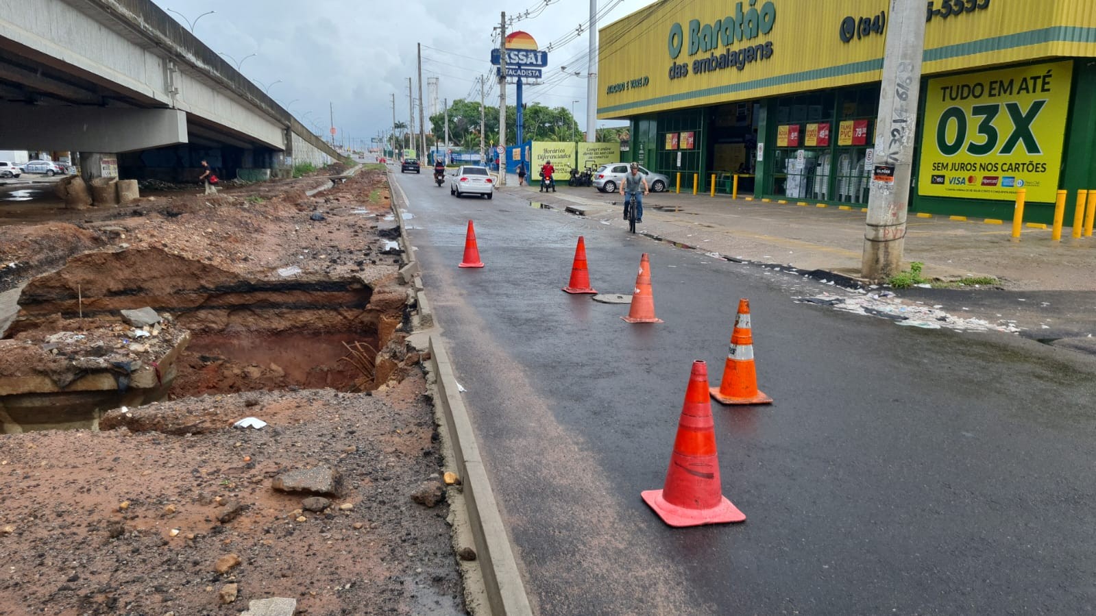 Cratera se abre no canteiro central da BR-101 na Zona Norte de Natal