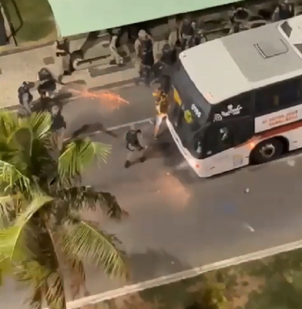 Policial atira contra torcedores organizados em Natal — Foto: Reprodução