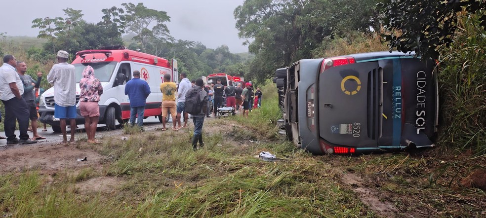 Duas mulheres morrem após ônibus tombar na BA-120, no sul da Bahia | Bahia | G1