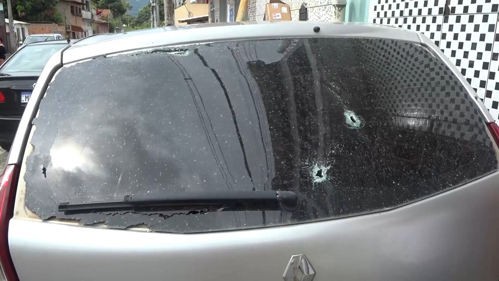 Carro onde estava jovem morta a tiros na Serra, ES — Foto: Reprodução/TV Gazeta