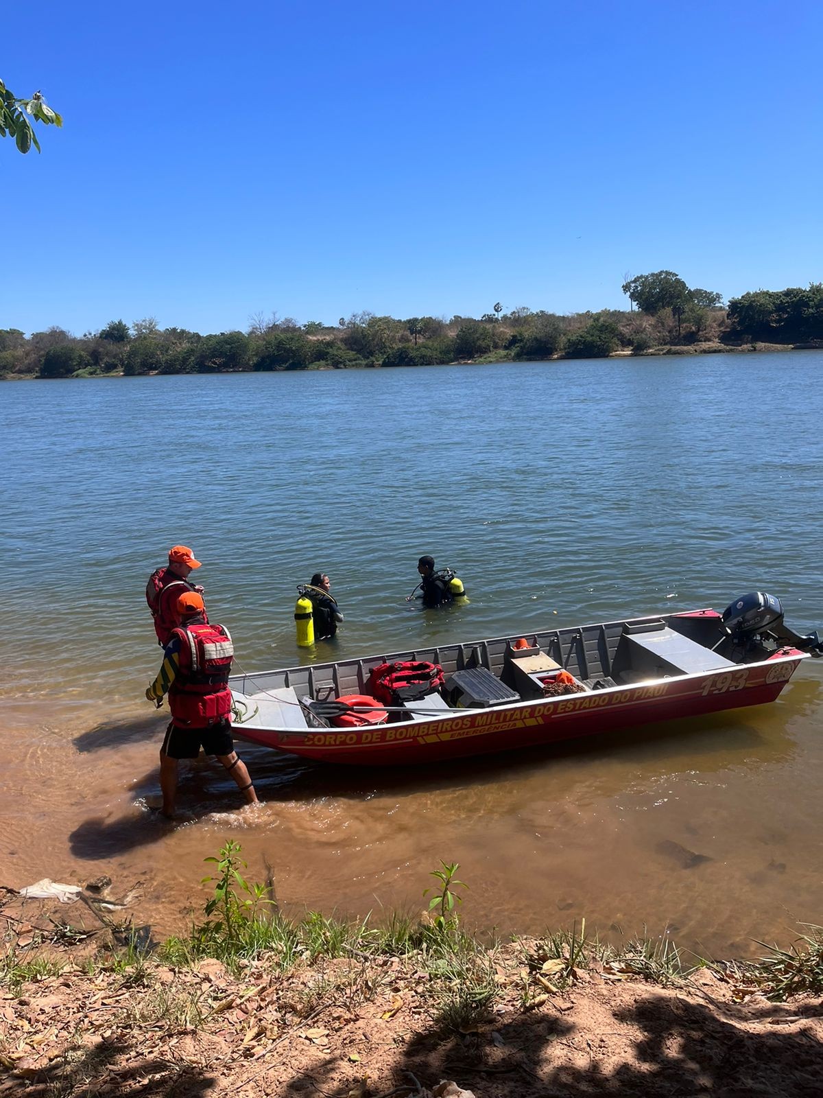Bombeiros fazem buscas por jovem desaparecido há três dias no Rio Parnaíba, no Sul do Piauí