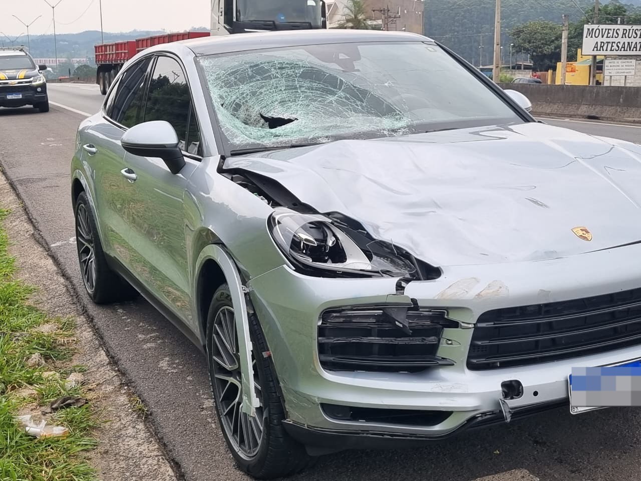 Ciclista idoso morre atropelado por Porsche na rodovia Fernão Dias, em Atibaia