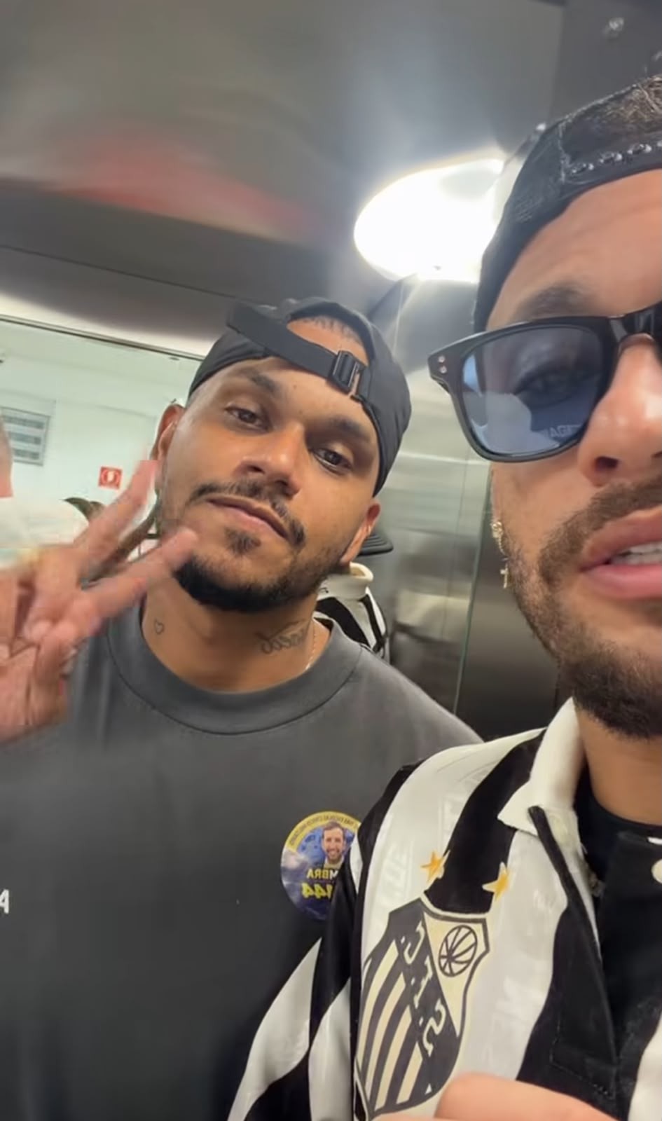 Neymar causa tumulto ao votar no litoral de SP: 'Bem tranquilo'