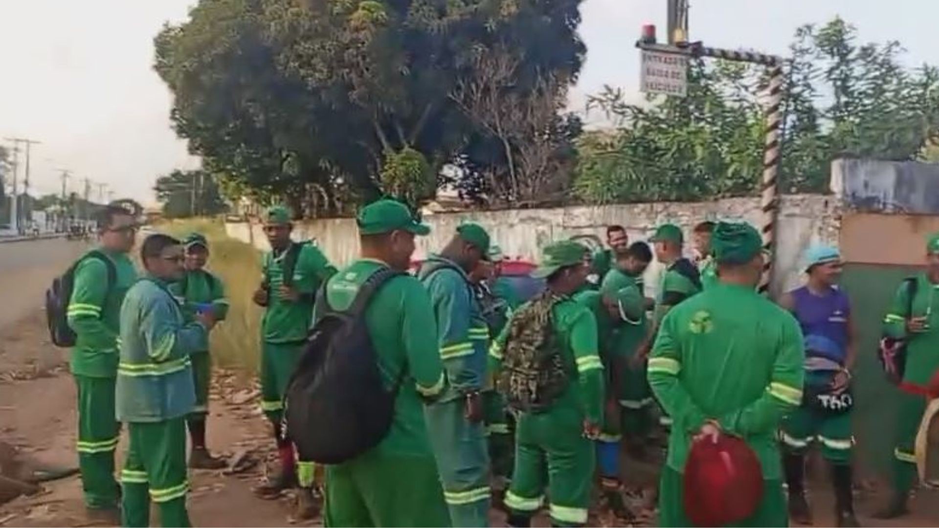 Coletores de lixo suspendem atividades e alegam atraso nos salários em Macapá
