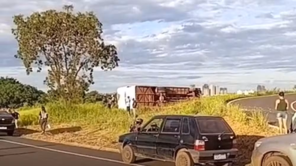 Ônibus com trabalhadores tomba na MGC-455, em Uberlândia