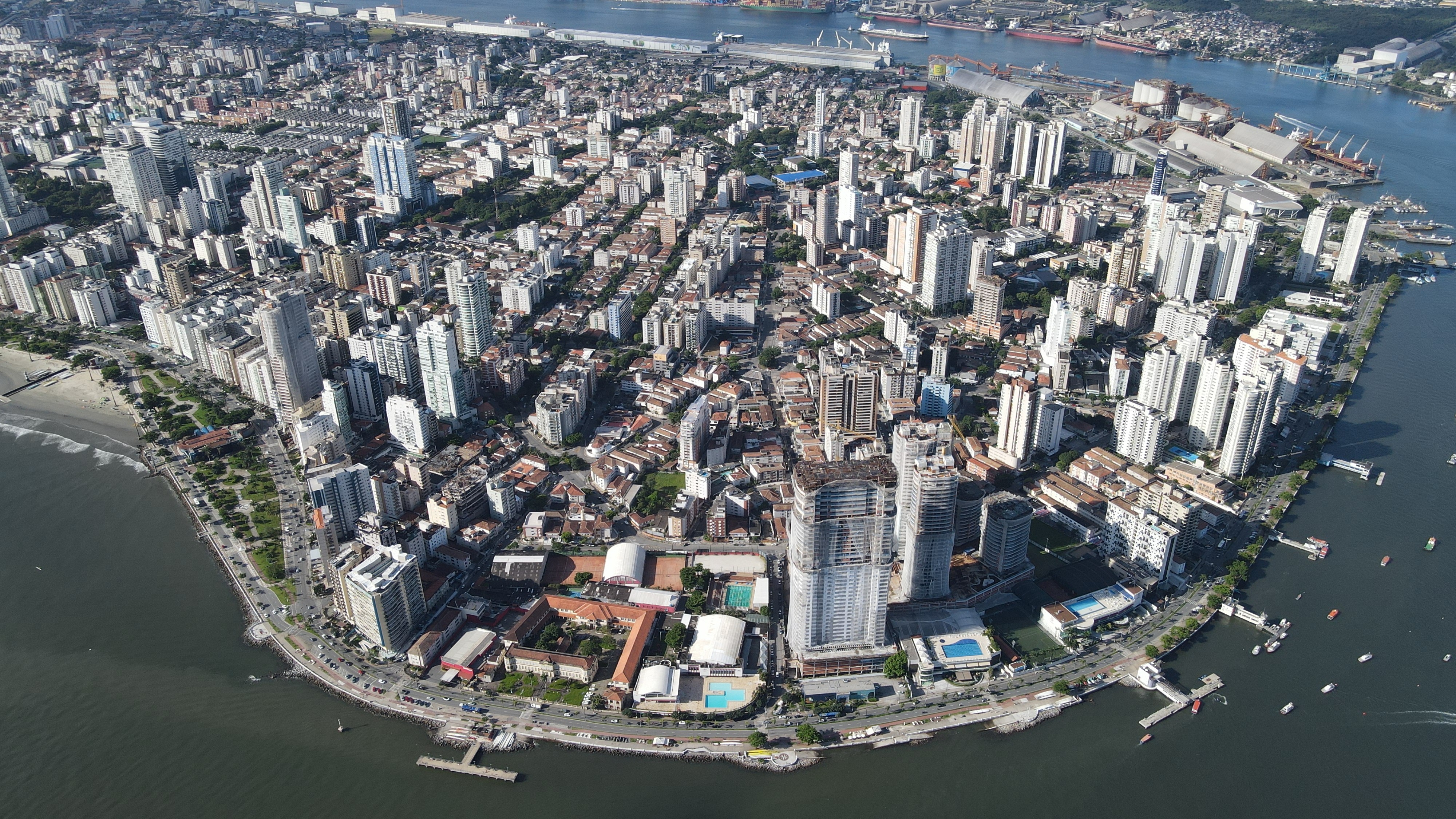 Lei obriga construtoras a doar uma muda de árvore por apartamento em Santos