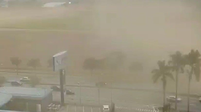 VÍDEO: ventania de até 33 km/h levanta nuvem de poeira no ‘Terreno das Vaquinhas’ e assusta moradores no Jardim Aquarius, em São José