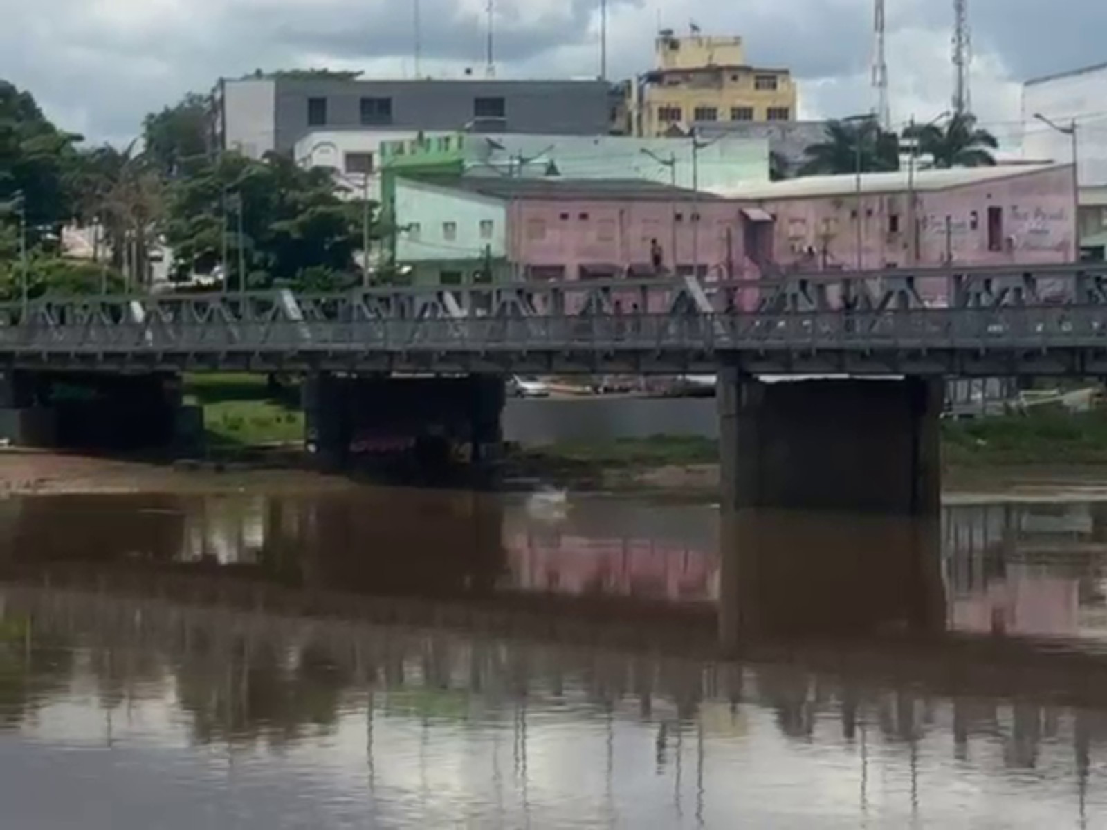 VÍDEO: Crianças são flagradas pulando de ponte sobre o Rio Acre; bombeiros alertam contra prática