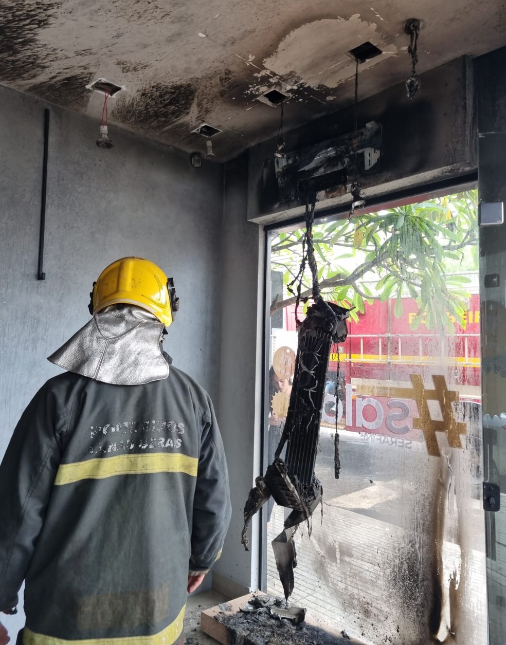 Incêndio começou em  ar-condicionado — Foto: Corpo de Bombeiros/Divulgação
