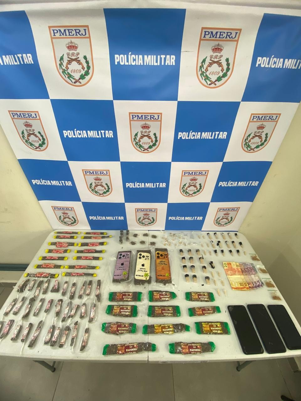 Dois jovens são presos e três adolescentes apreendidos com drogas em Volta Redonda