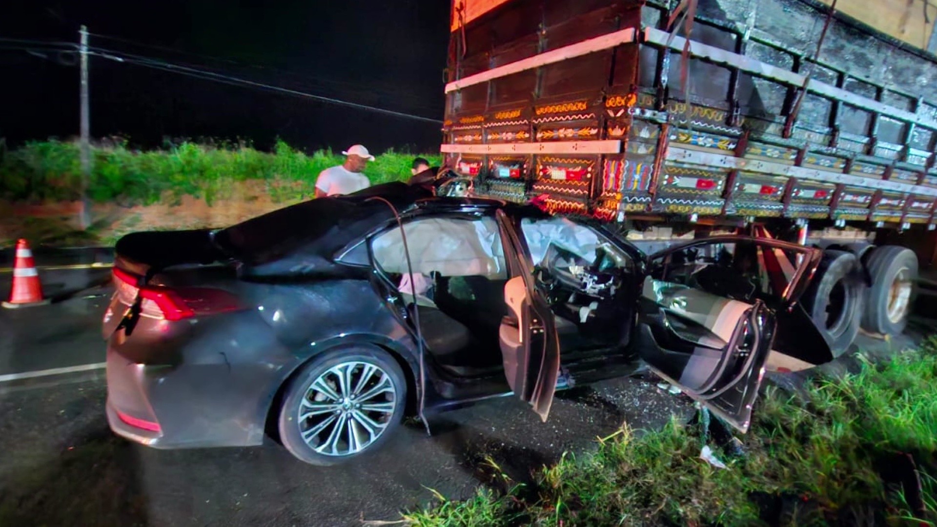 Motorista de caminhão pensou que acidente com morte de prefeito e esposa era problema no pneu: 'Escutei um estouro'