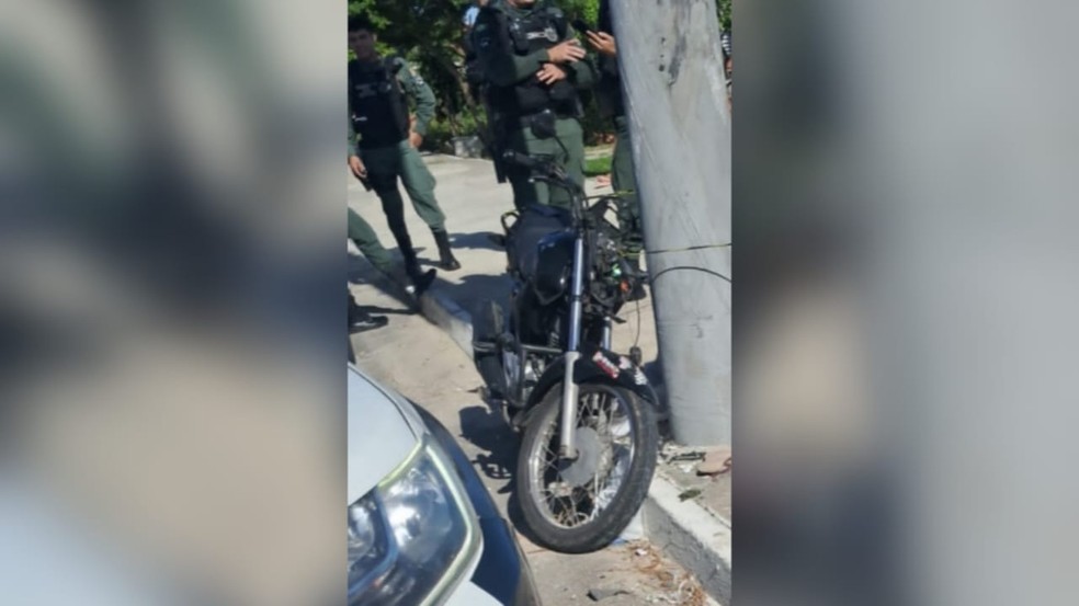 Quatro pessoas em motocicleta sofrem acidente ao bater em poste em Fortaleza. — Foto: Reprodução