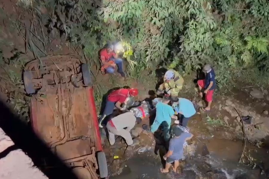 Carro perde controle e despenca de ponte em zona rural do Paraná