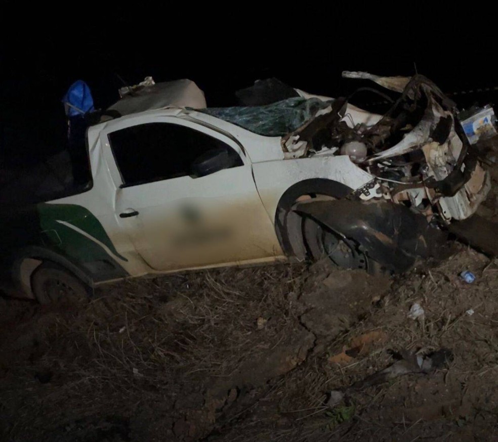 O motorista da caminhonete ficou preso nas ferragens e morreu ainda no local. — Foto: Corpo de Bombeiros de Mato Grosso