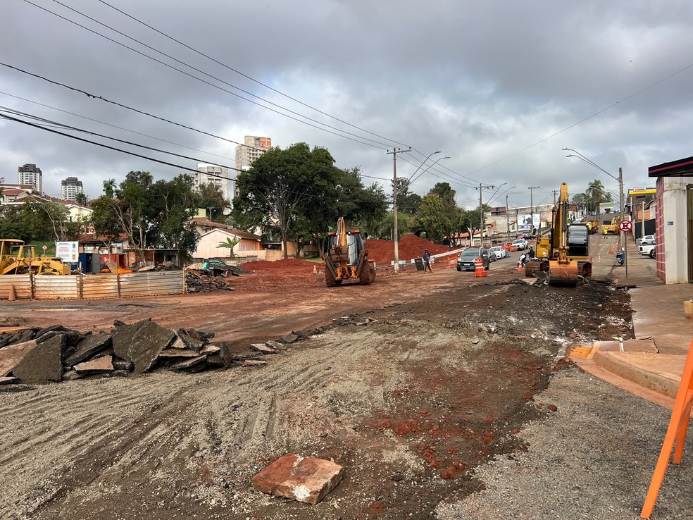 3 de 3
O bloqueio fica entre o sem&aacute;foro da Avenida Floriano Peixoto e a entrada do Terminal Rodovi&aacute;rio de Botucatu (SP) &mdash; Foto: Marcos Pelegatti/TV TEM