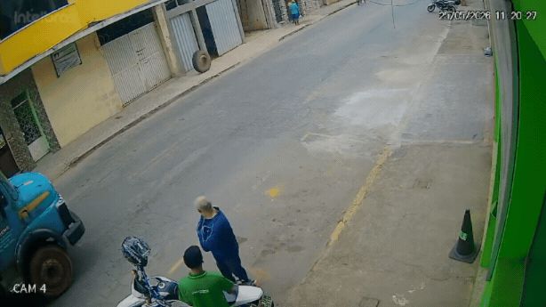 VÍDEO: Roda se solta de caminhão e atinge em cheio idoso na calçada em MG
