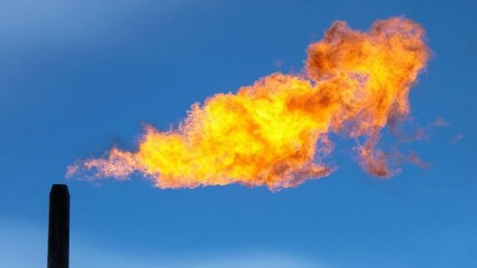 O metano produzido durante a extração de petróleo normalmente é queimado, contaminando o meio ambiente — Foto: Getty Images