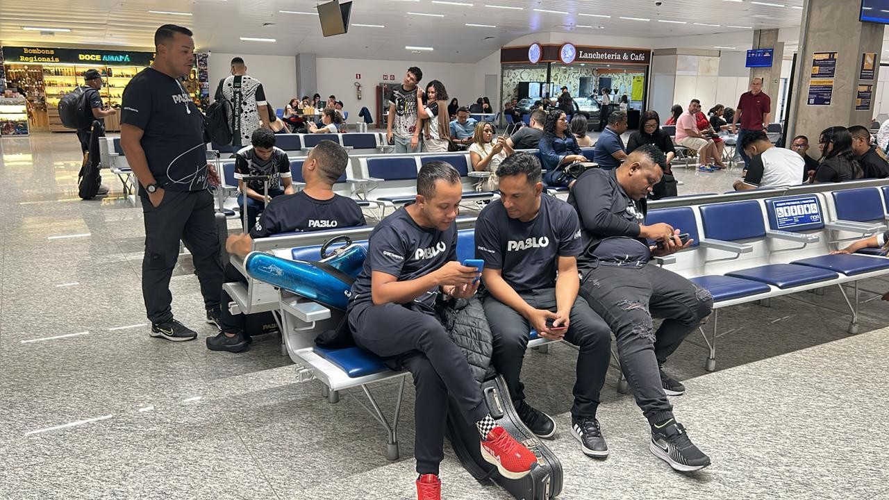 Equipe do cantor Pablo do Arrocha estava no voo inspecionado no AP após suspeita de artefato explosivo