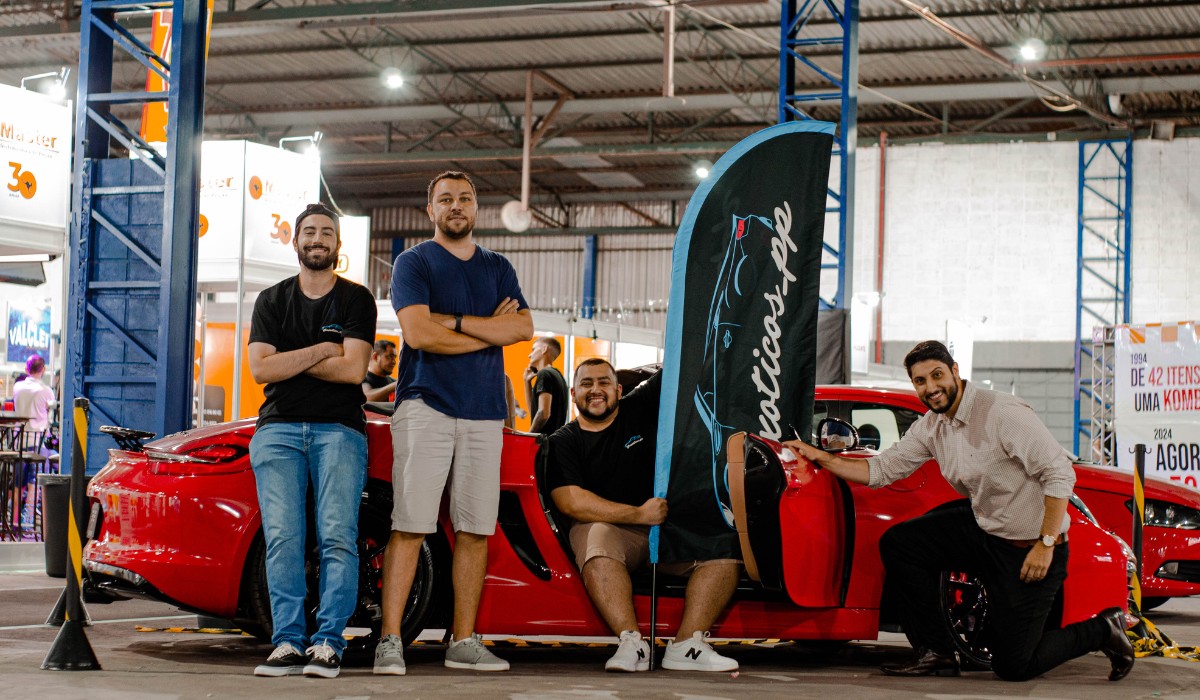 Amigos do interior de SP fazem sucesso nas redes ao transformar paixão por automobilismo em 'caça' a carros exóticos