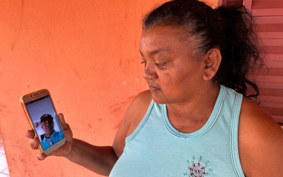 Irmã mostra foto de trabalhador rural que morreu após ser filmado bebendo garrafa de cachaça para ganhar aposta — Foto: Michel Gomes/g1 Goiás