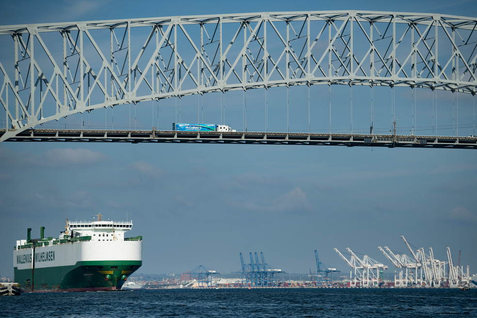 Imagem de arquivo mostra navio cargueiro passando por baixo da ponte Francis Scott Key, em Baltimore — Foto: Brendan Smialowski / AFP