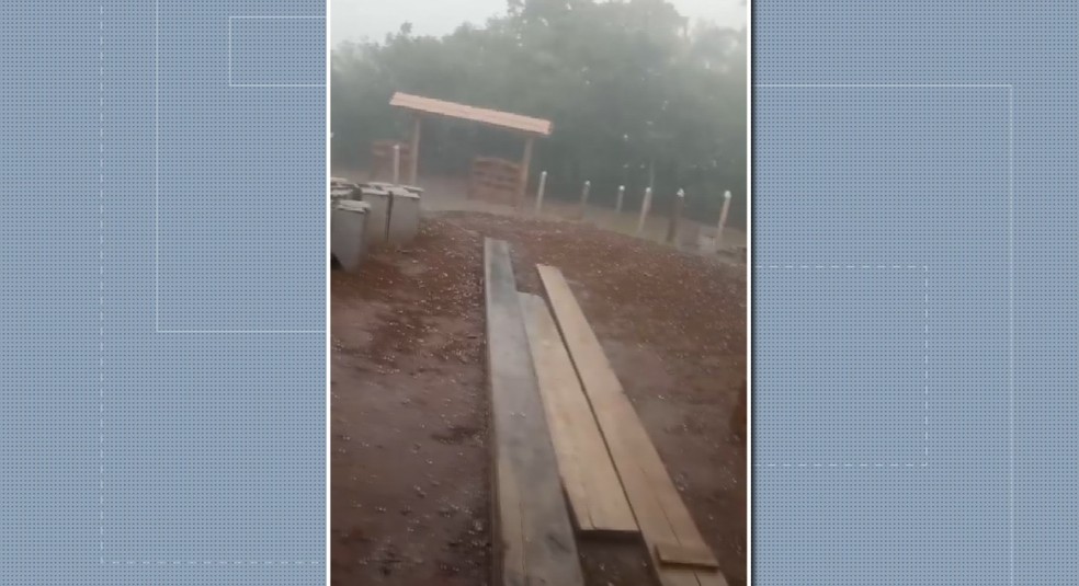 São Gonçalo do Sapucaí foi atingida por uma chuva de granizo que durou cerca de 15 minutos — Foto: Reprodução/EPTV