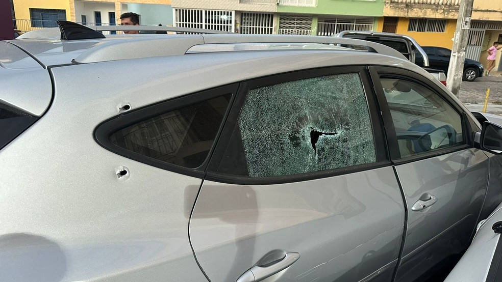 Marcas de tiros no veículo roubado — Foto: Kleber Teixeira/Inter TV Cabugi