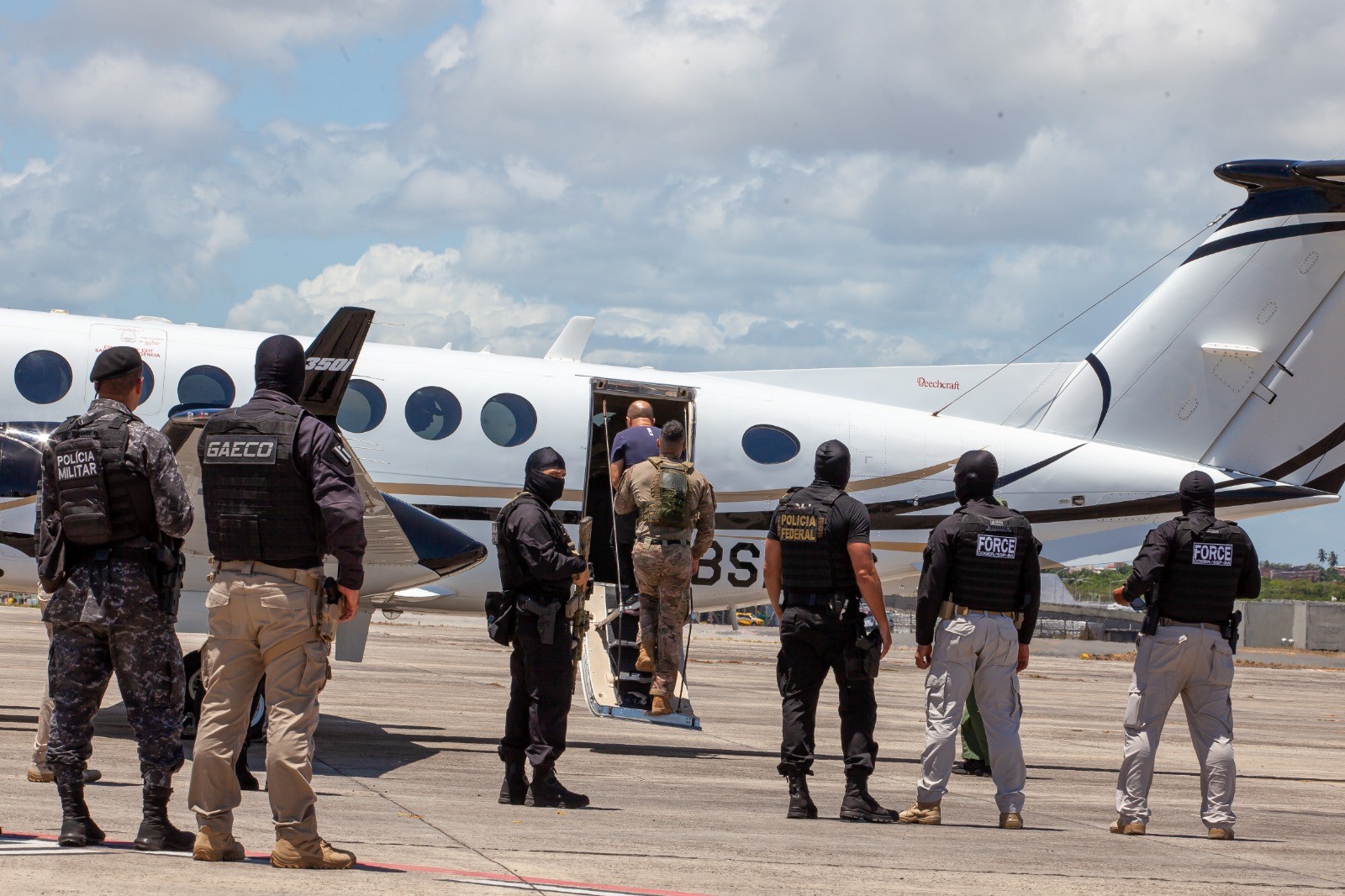 PMs presos suspeitos de lavagem de dinheiro e atuação em grupo miliciano na BA são transferidos para presídio federal