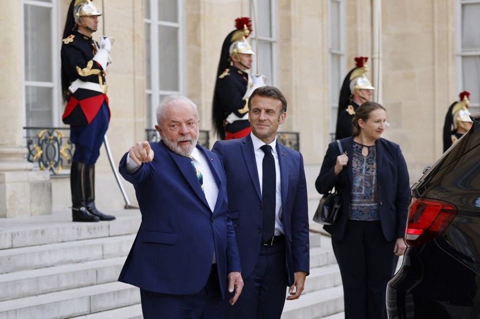 Lula e Macron durante viagem do presidente brasileiro a Paris — Foto: Ludovic MARIN / AFP