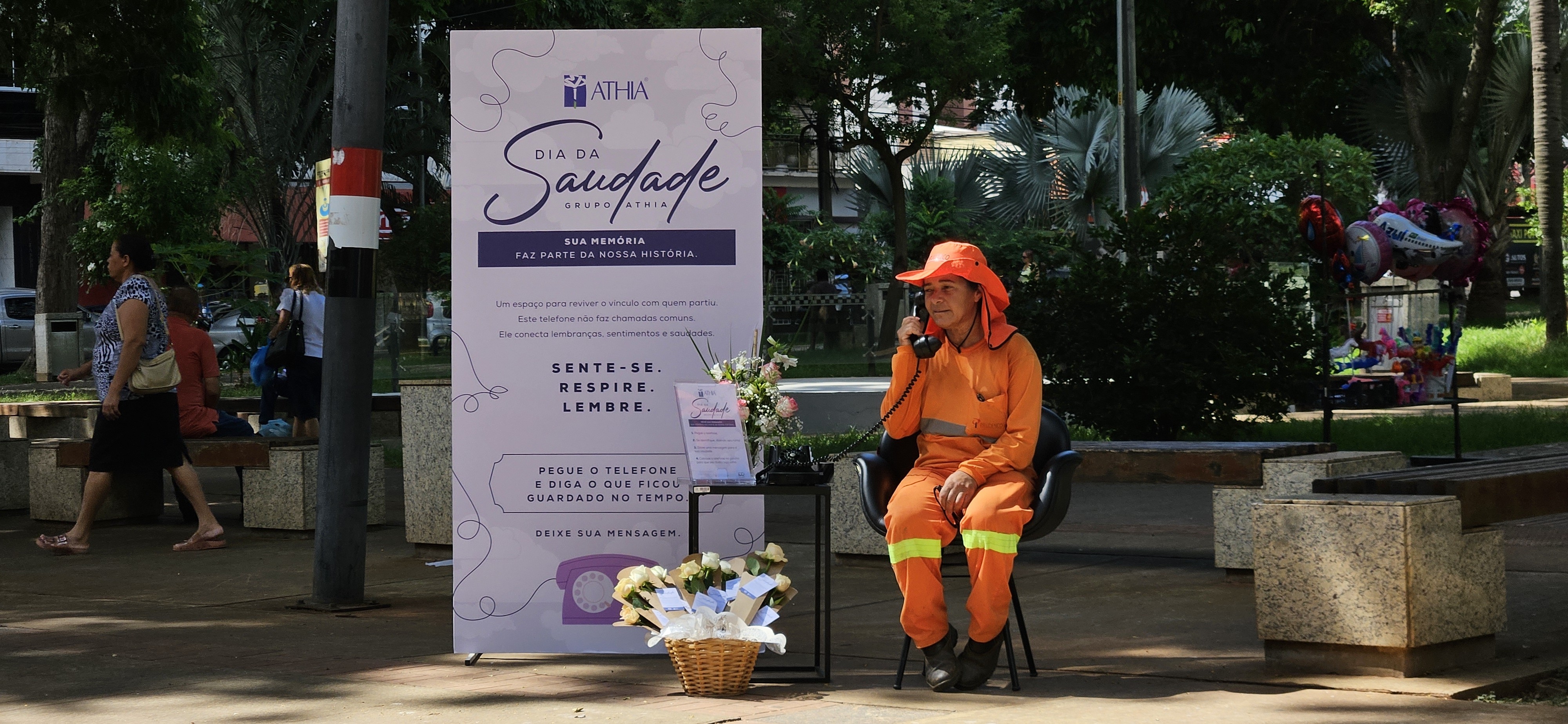 No Dia da Saudade, ação convida moradores a deixarem mensagem em telefone para familiares que já partiram