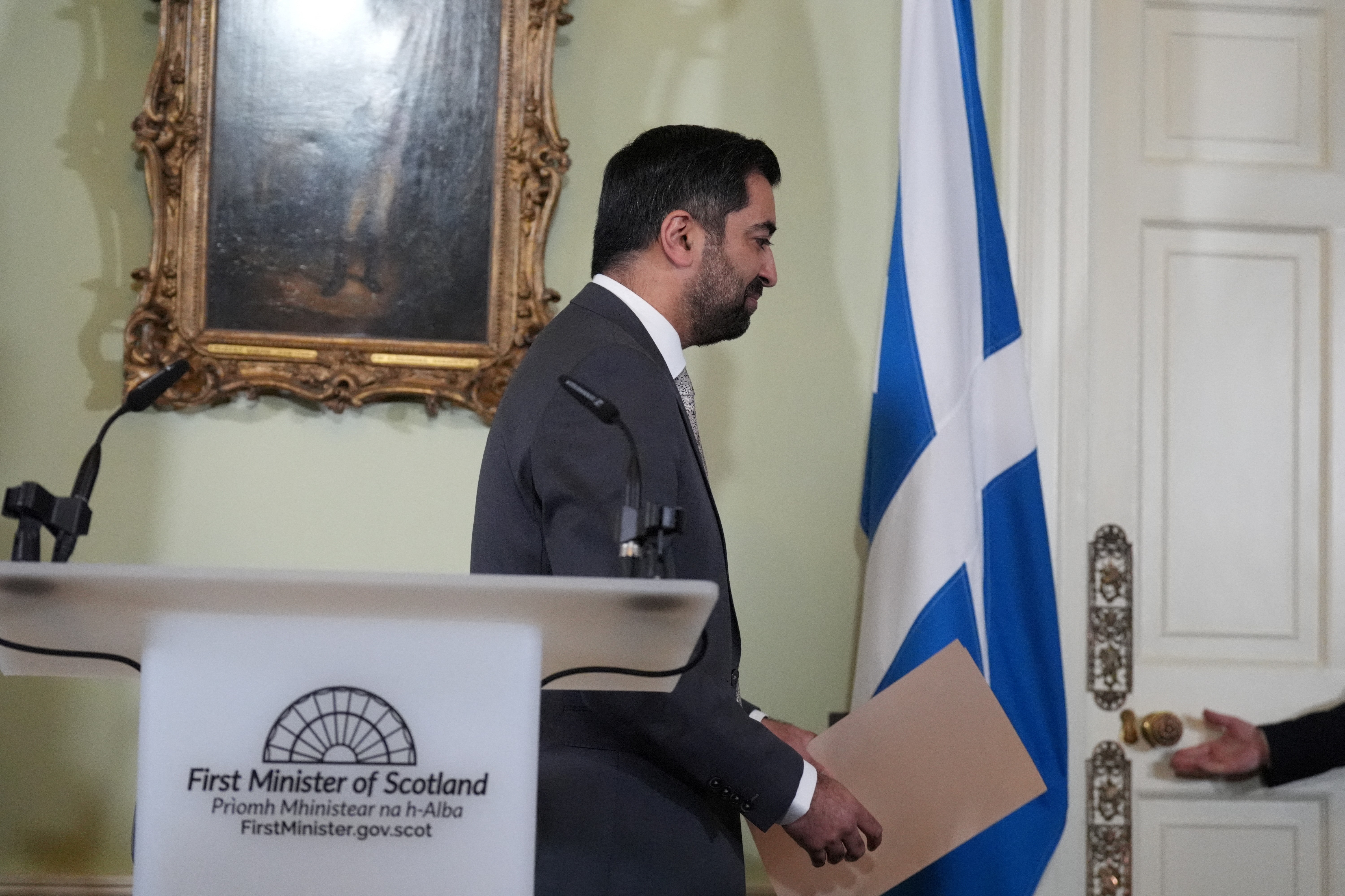 Premiê da Escócia, primeiro muçulmano a chegar ao poder no país, renuncia ao cargo