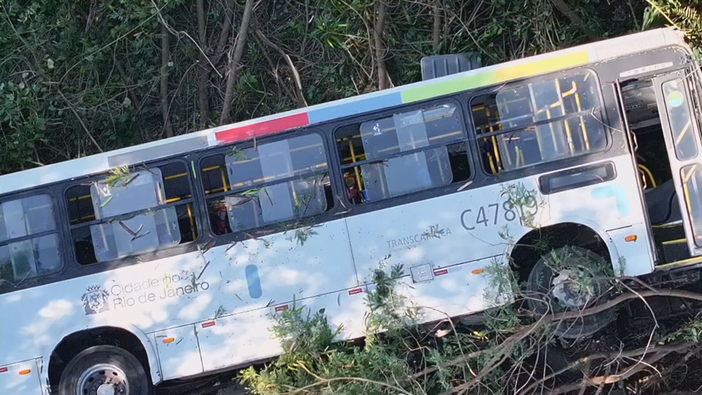 Ônibus cai em canal às margens da Av. Ayrton Senna — Foto: Reprodução