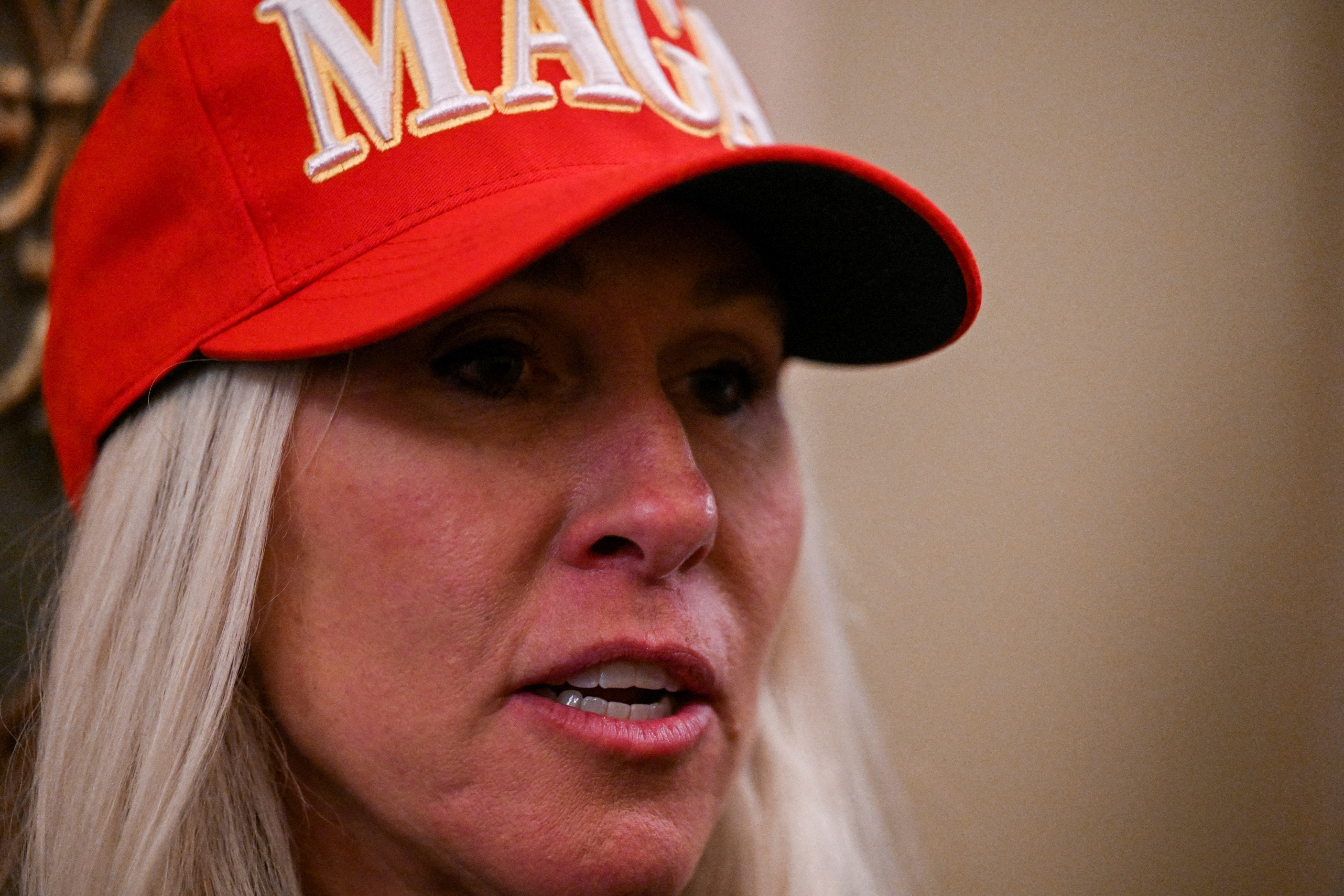 Marjorie Taylor Greene: quem é a deputada conservadora que foi de 'amada' à 'traidora' de Trump