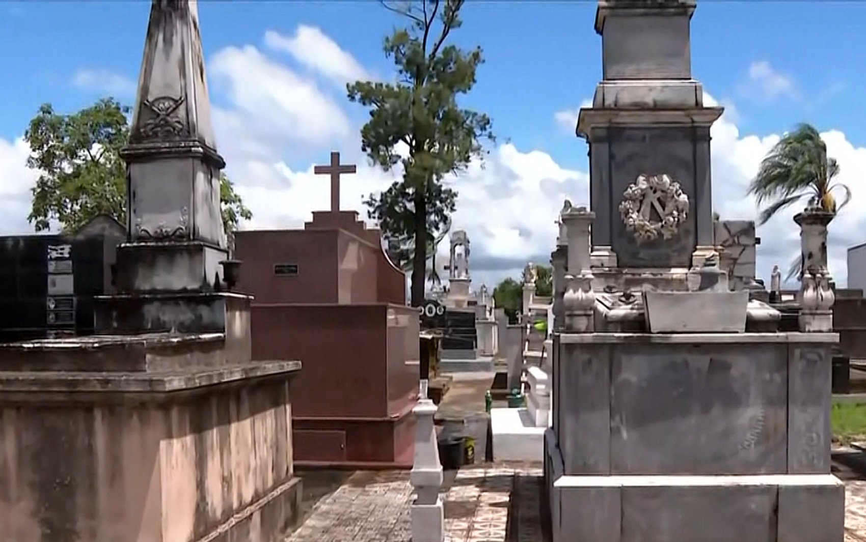 Cemitério de Varginha passa por mutirão de limpeza para o Dia de Finados; expectativa é receber 10 mil pessoas