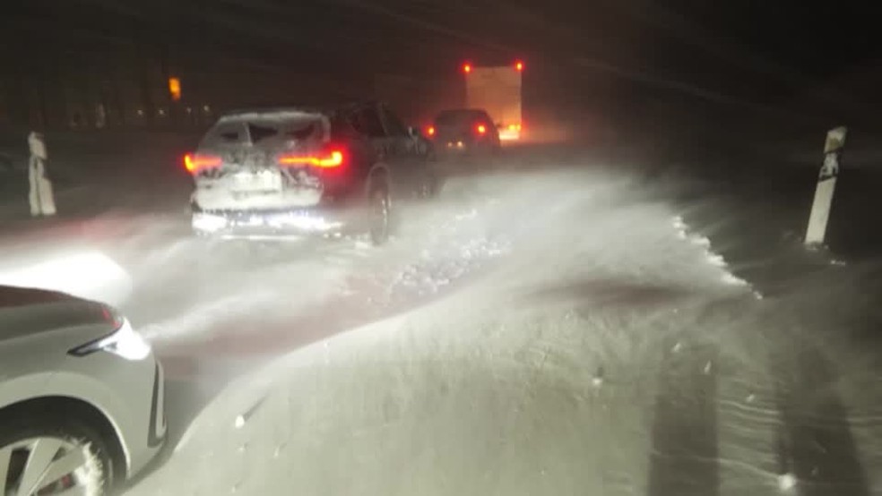 Veículos são vistos em meio a tempestade de neve na Suécia — Foto: REUTERS