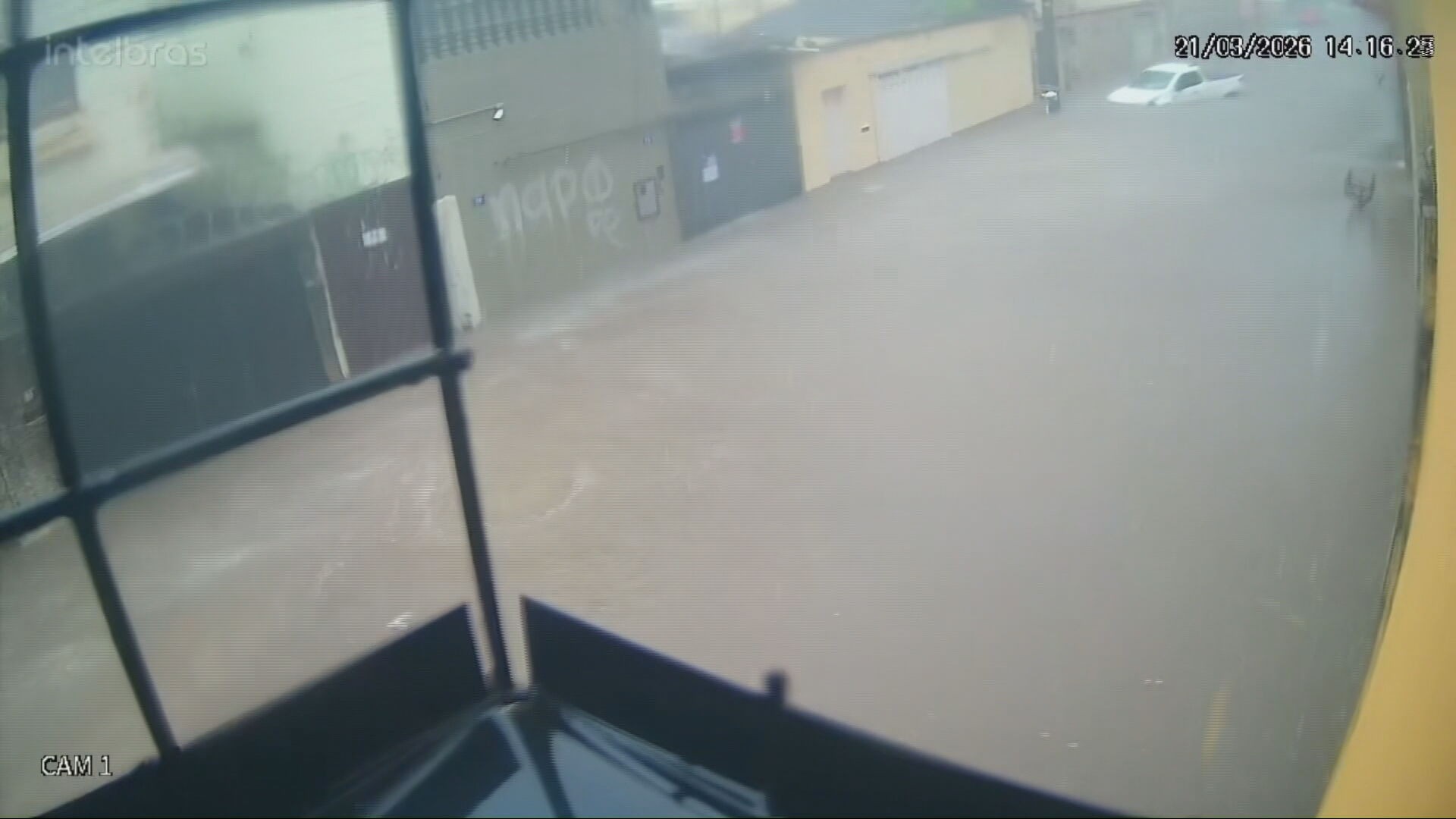 Chuva em BH: vídeo acelerado mostra rua sendo tomada por enxurrada em temporal que causou uma morte