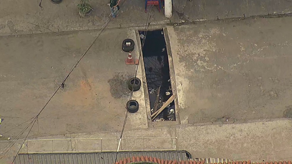 Fosso em rua do Complexo de Israel, na Zona Norte do Rio de Janeiro — Foto: Reprodução/ TV Globo