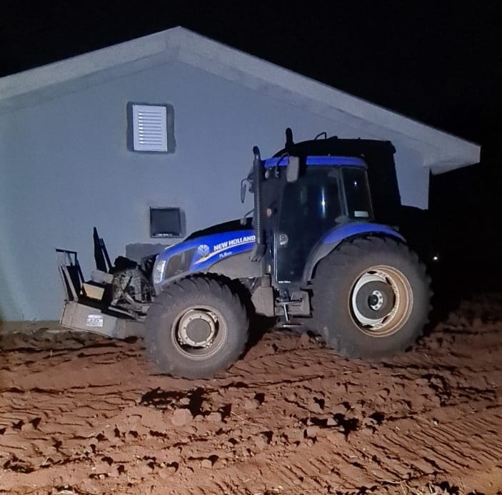 Após uma semana, Polícia Civil recupera trator com roçadeira que havia sido furtado de propriedade rural, em Marabá Paulista