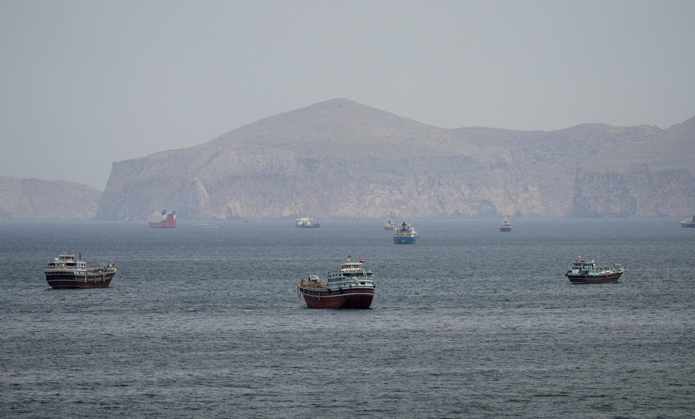 Navios e embarcações no Estreito de Ormuz em 22 de abril de 2026 — Foto: Reuters