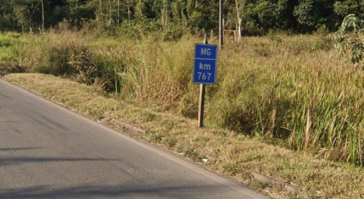 Motorista morre após carreta carregada com ração tombar na BR-040, em Juiz de Fora